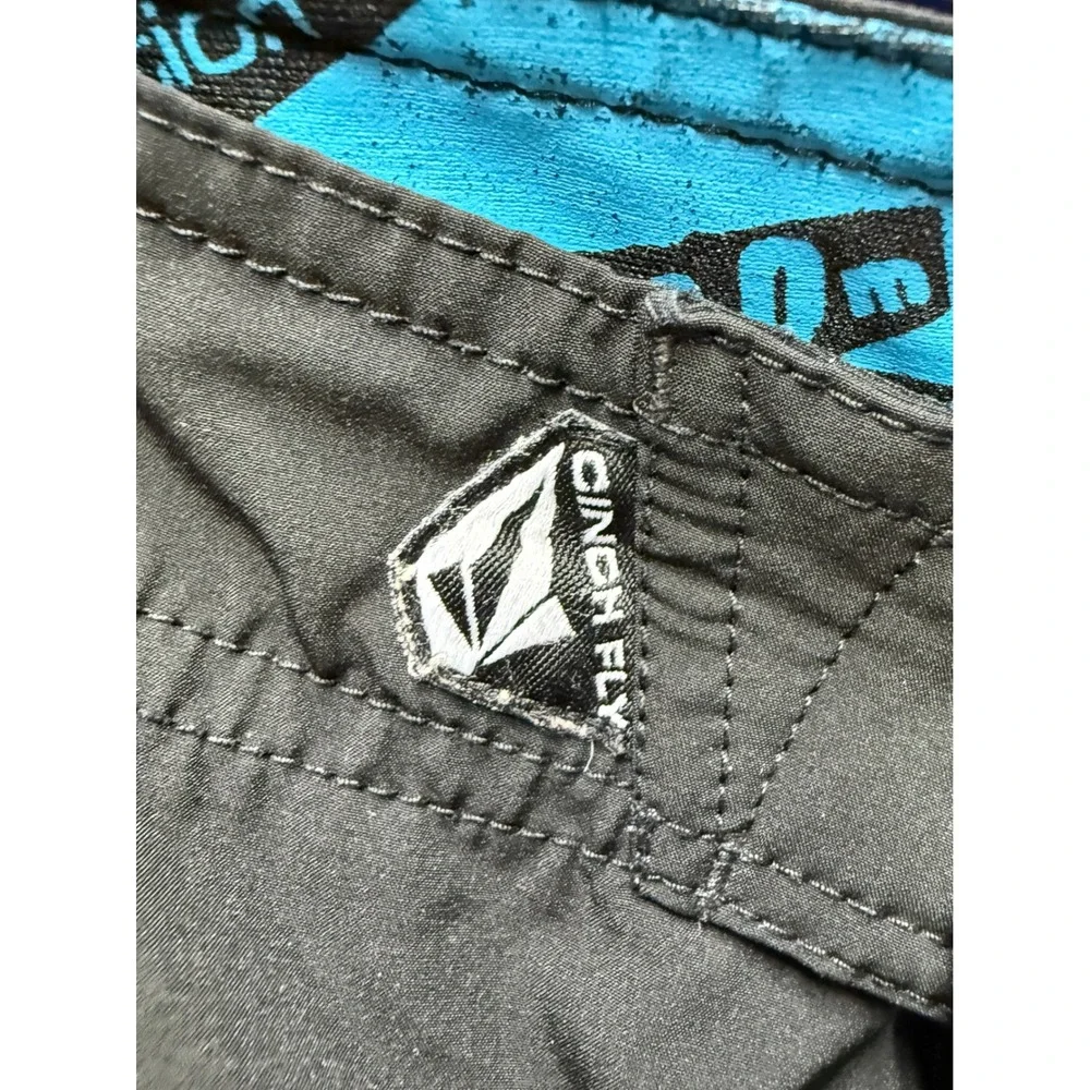 Volcom Board Shorts Mens 34 Black Blue 4-Way Stretch Cinch Fly Surf Trunks EUC
